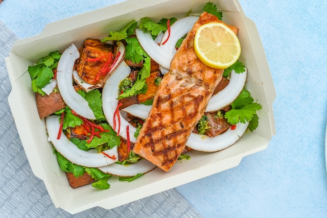 Example of a ketogenic meal with salmon for cancer patients